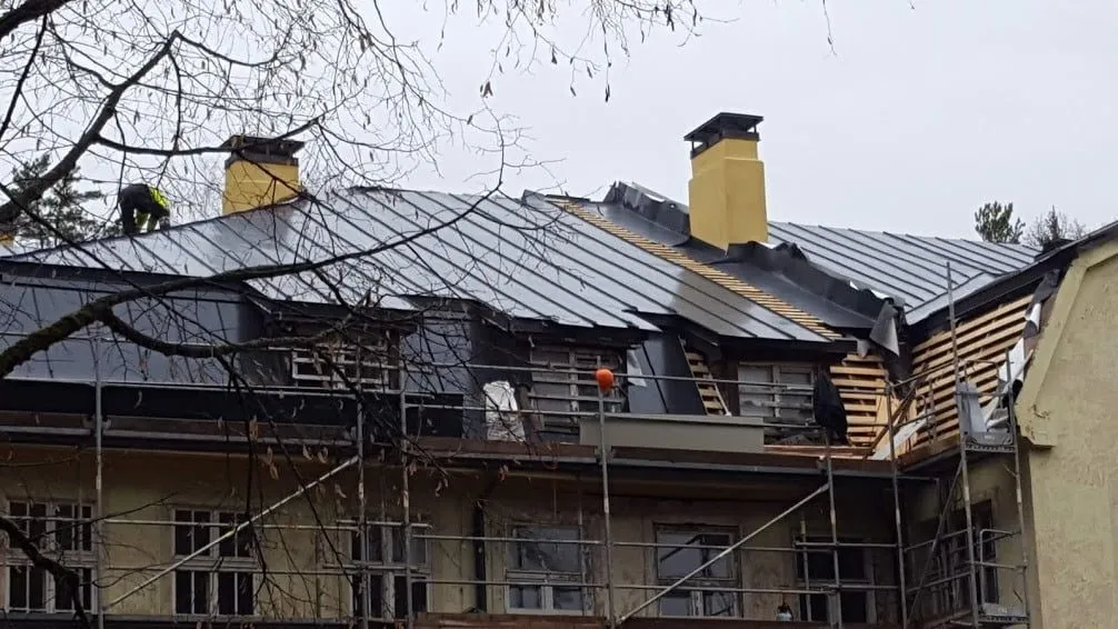 Daudzdzīvokļu mājas jumta nomaiņa ar sastatnēm