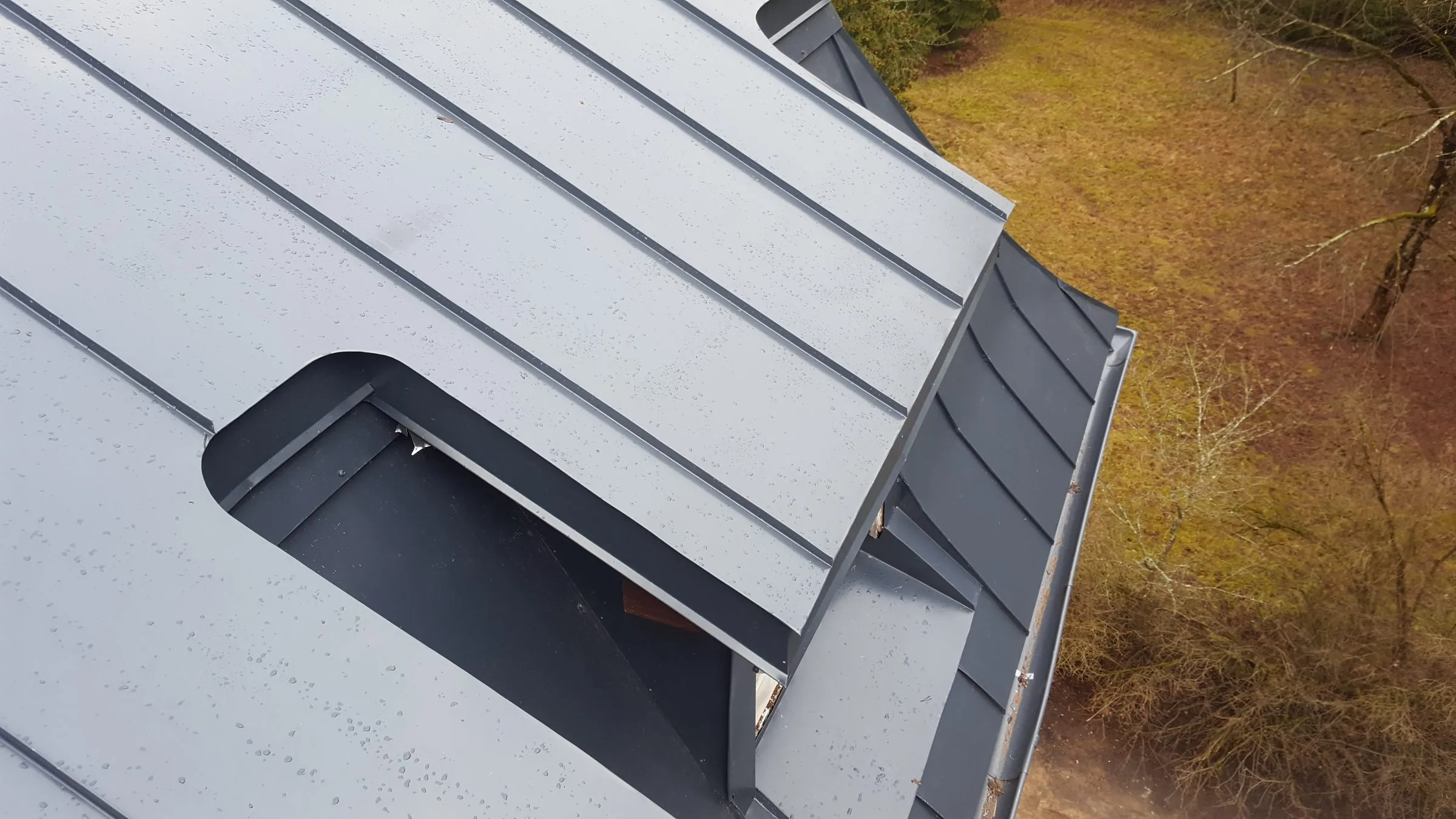 Valcprofila jumta detaļa ar ventilācijas izvadu