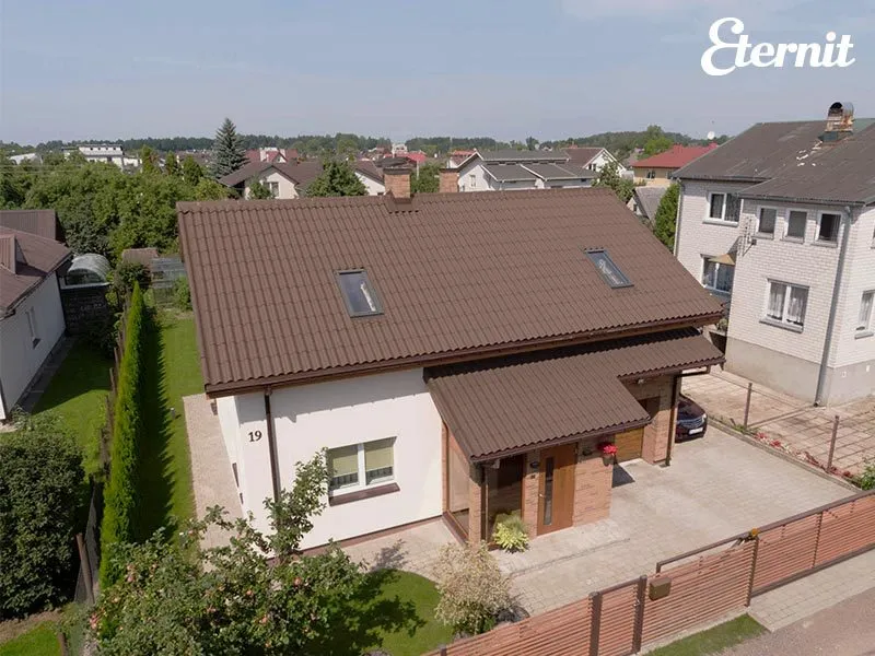 Privātmāja ar brūnu Eternit Gotika jumtu, skats no augšas