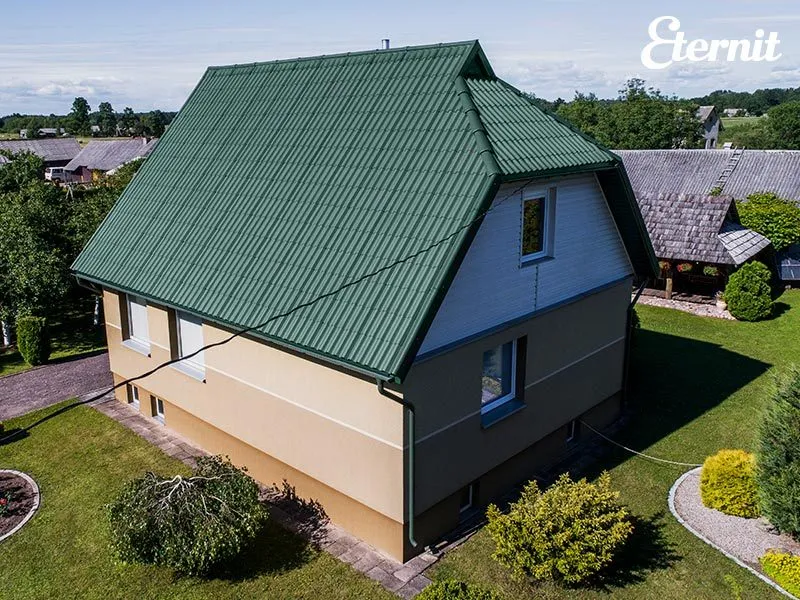 Māja ar zaļu Eternit Gotika viļņplākšņu jumtu