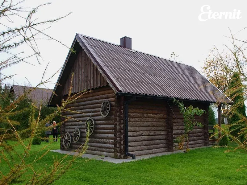 Guļbūves māja ar brūnu Eternit Klasika jumtu